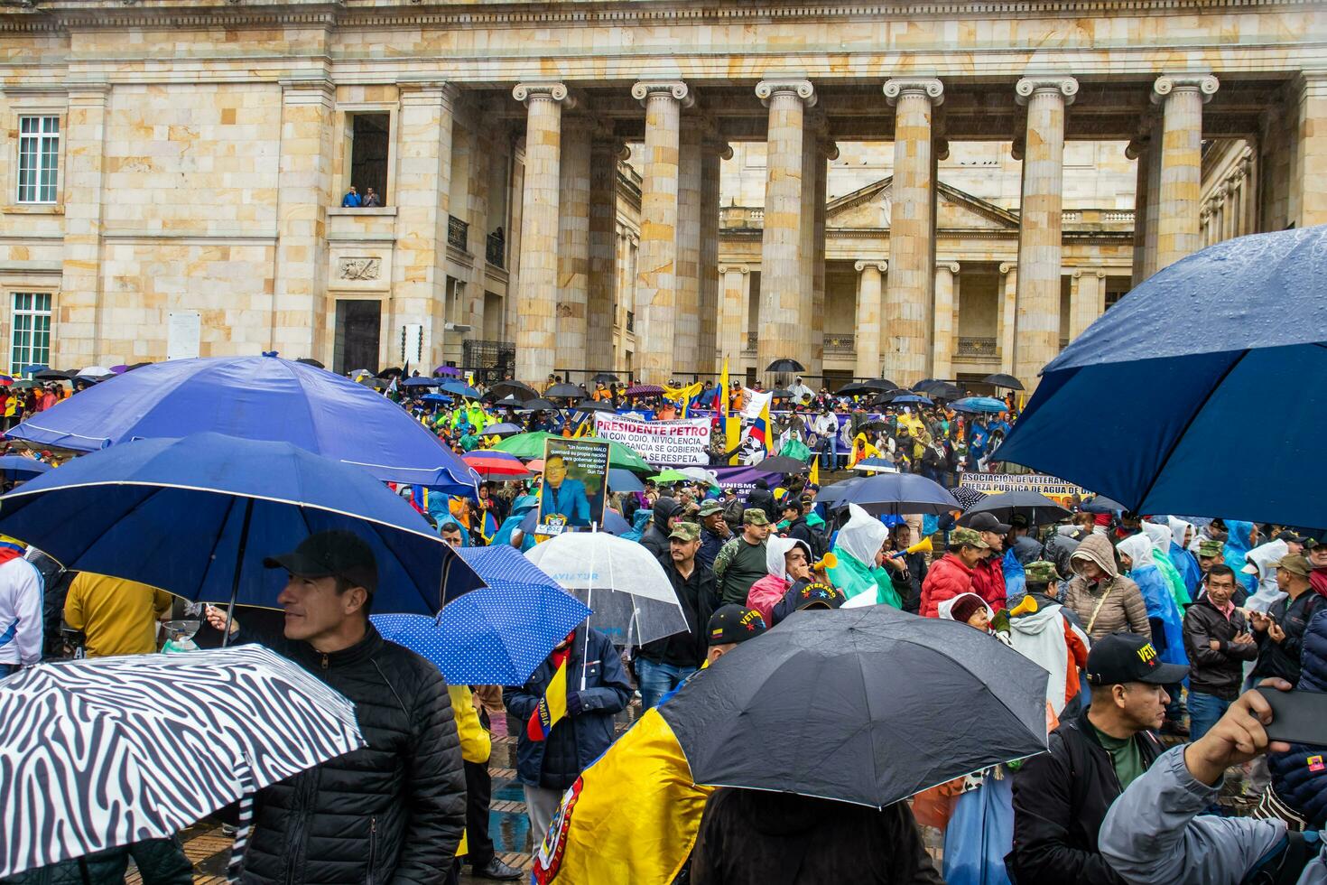 Bogotá, Kolumbien, 19 Juli 2023. friedlich Protest von das Mitglieder von das aktiv Reservieren von das Militär- und Polizei Kräfte im Bogota Kolumbien gegen das Regierung von gustavo Petro foto