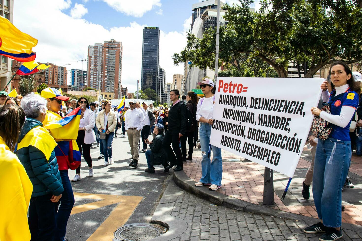 Bogotá, Kolumbien, Juni 2023, friedlich Protest Märsche gegen das Regierung von gustavo Petro namens la Marcha de la Bürgermeister foto