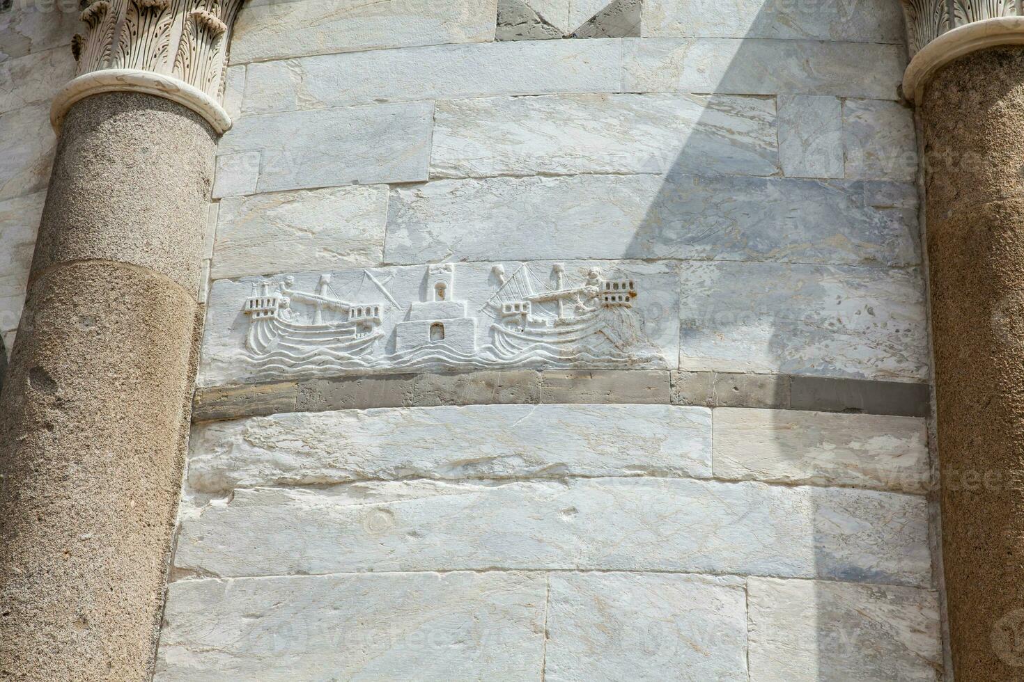 Detail von das Stein Schnitzereien auf das Wände von das gelehnt Turm von pisa foto