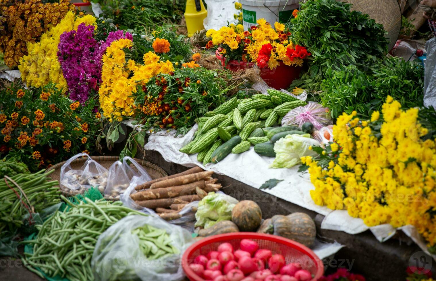 Medley von Früchte, Gemüse und Blumen foto