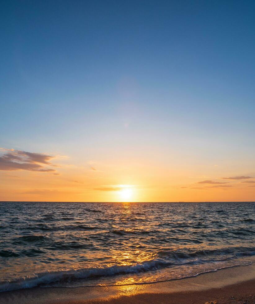 Panorama Standpunkt Landschaft Reise Sommer- Meer Wind Welle cool auf Urlaub Ruhe Küsten groß Sonne einstellen Himmel Licht Orange golden Natur tropisch schön Abend Stundentag beim Knall san Strand Chonburi Thailand. foto