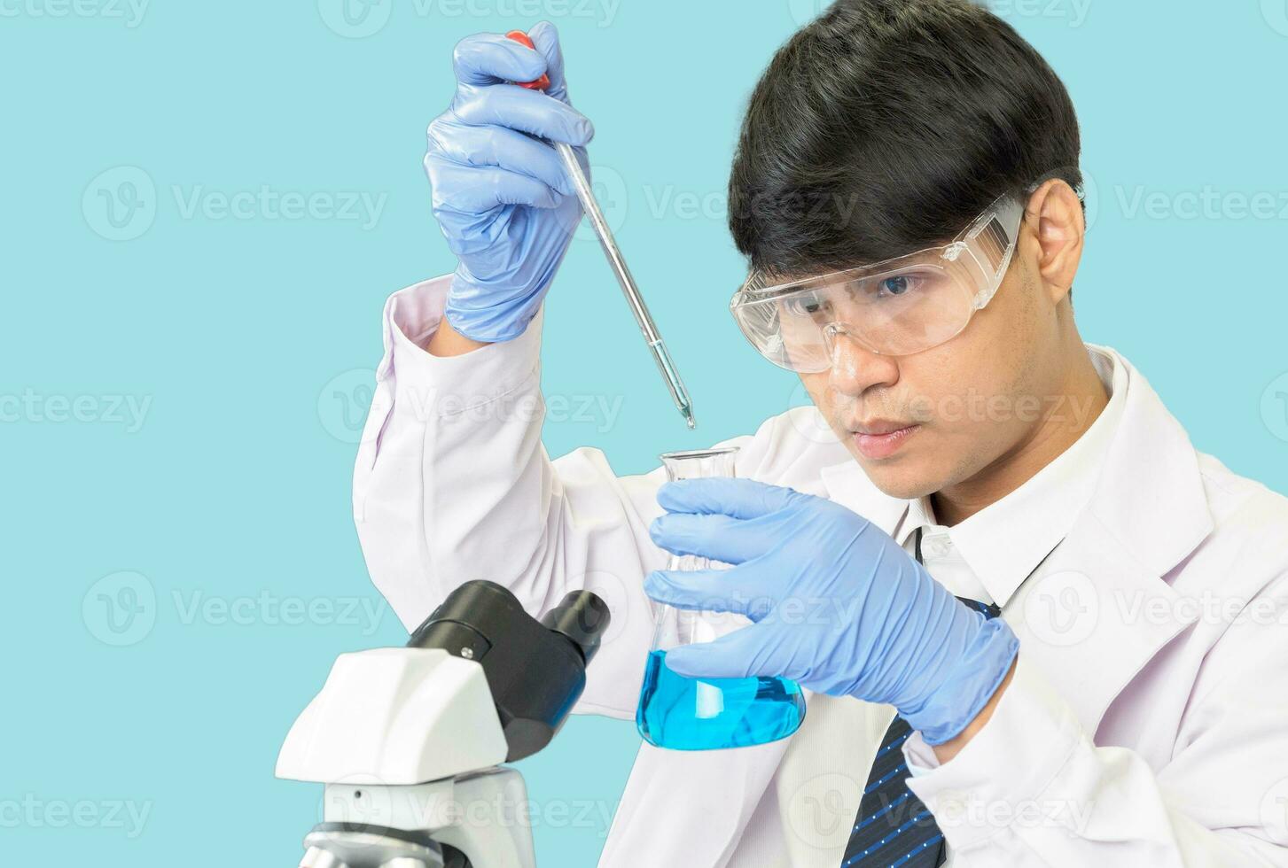 asiatisch Mann Schüler Wissenschaftler im Reagens Mischen Labor im ein Wissenschaft Forschung Labor mit Prüfung Röhren von verschiedene Größen. auf das Fußboden im Labor Chemie Labor Blau Hintergrund. foto