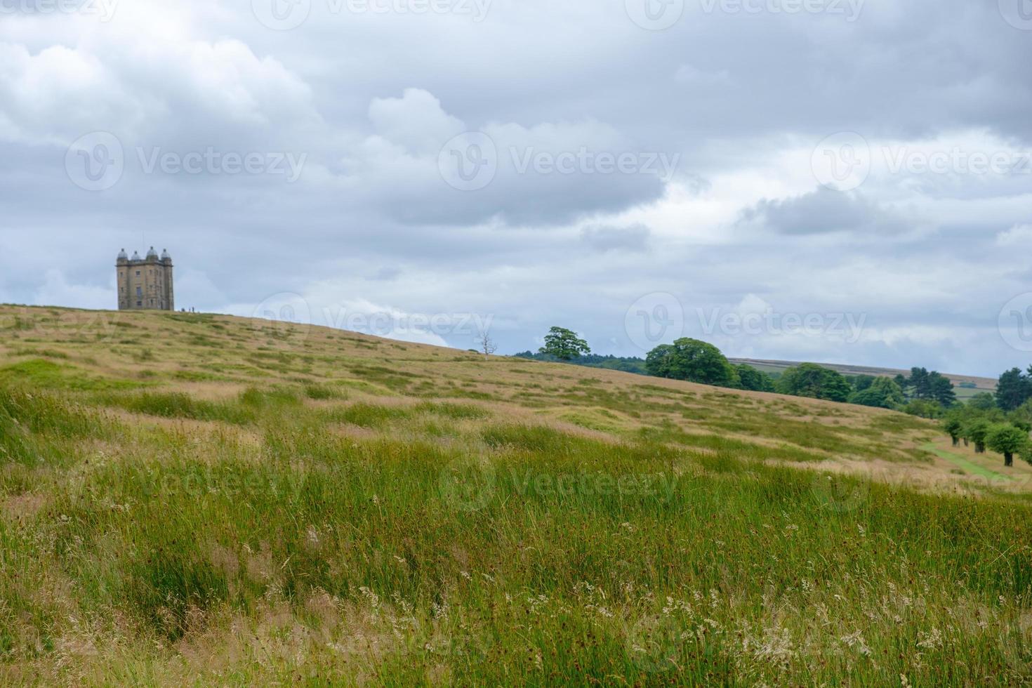 Lyme Parklandschaft mit dem Käfigturm in der Ferne, Peak District, Großbritannien foto