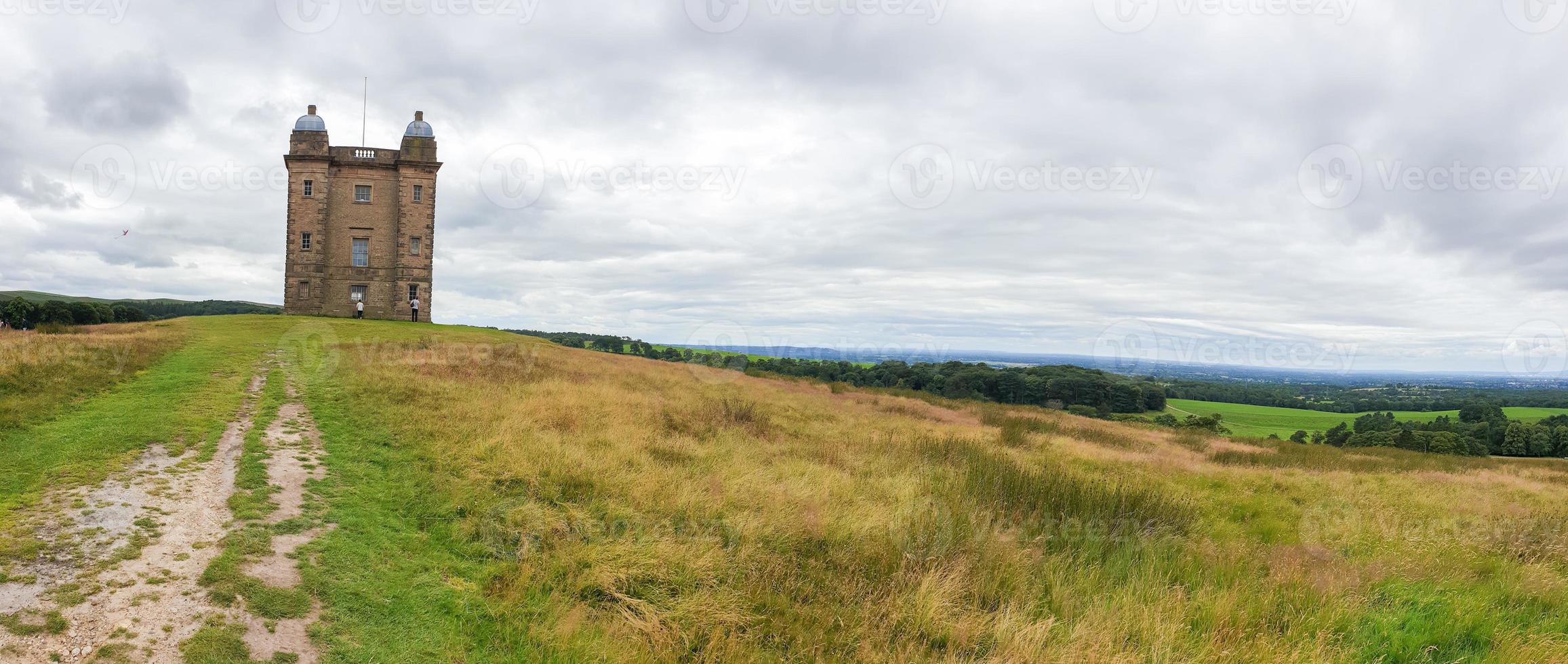 der Käfigturm und die umliegende Landschaft in der Ferne, Peak District, Großbritannien foto