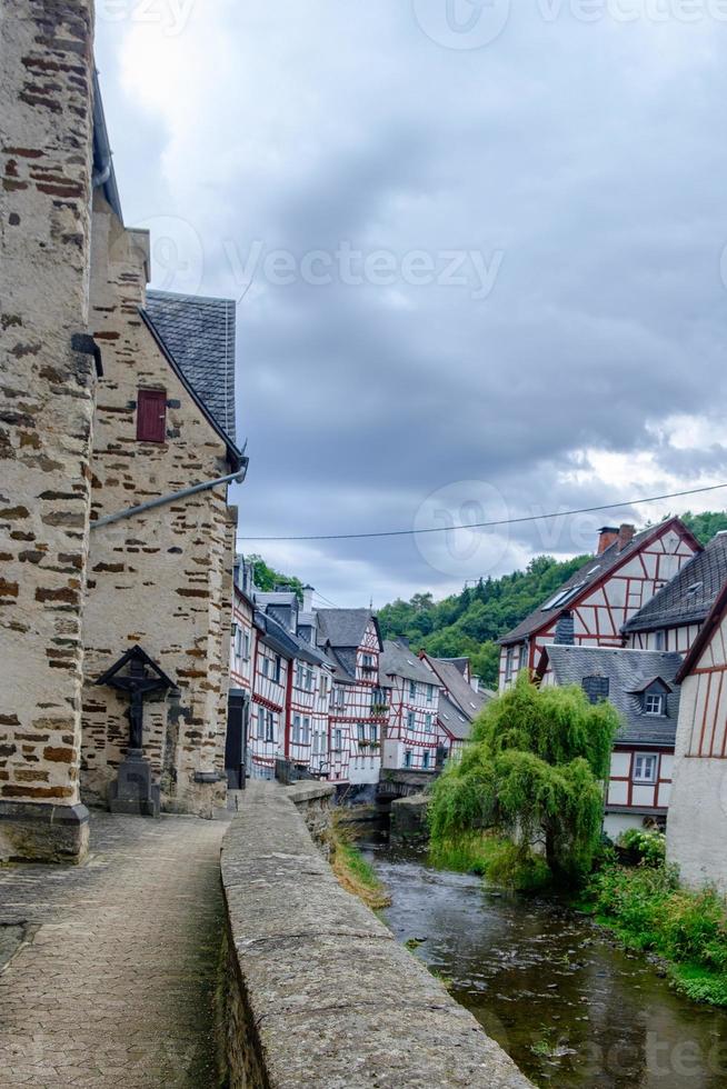 das schöne malerische dorf monreal, eifel, deutschland foto