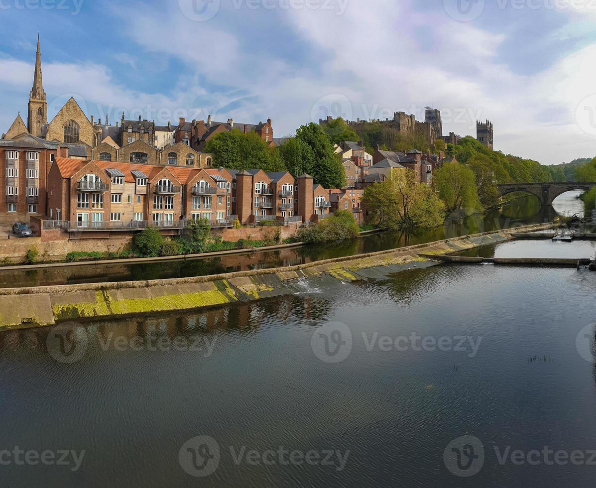 traditionelle Gebäude am Ufer des Flusses tragen, Durham, England foto