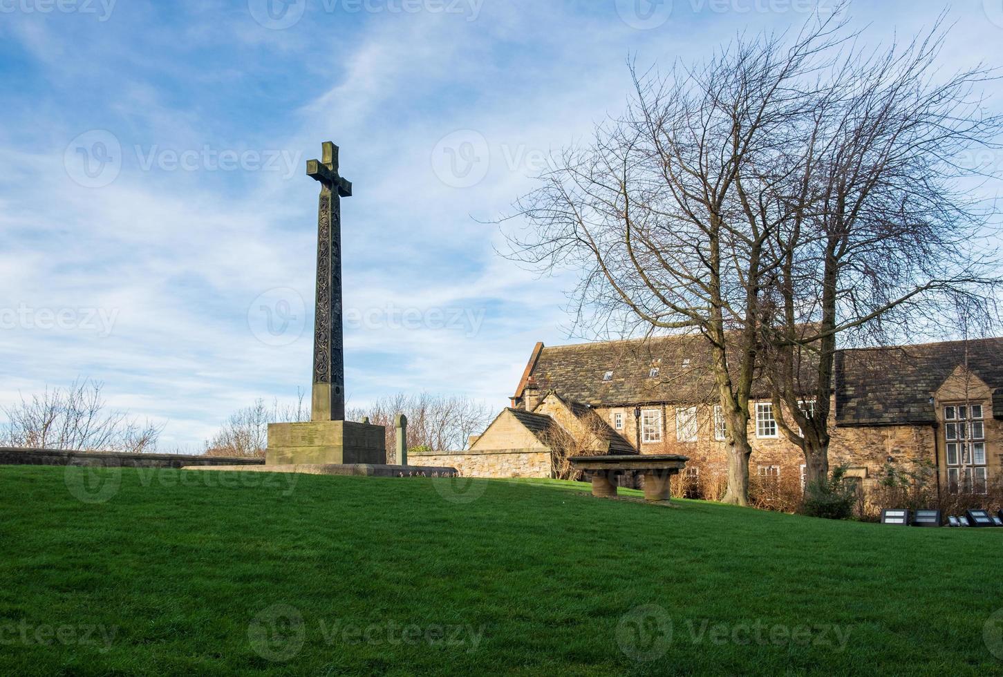 Grabstein und Kreuz im Hof der Kathedrale von Durham foto