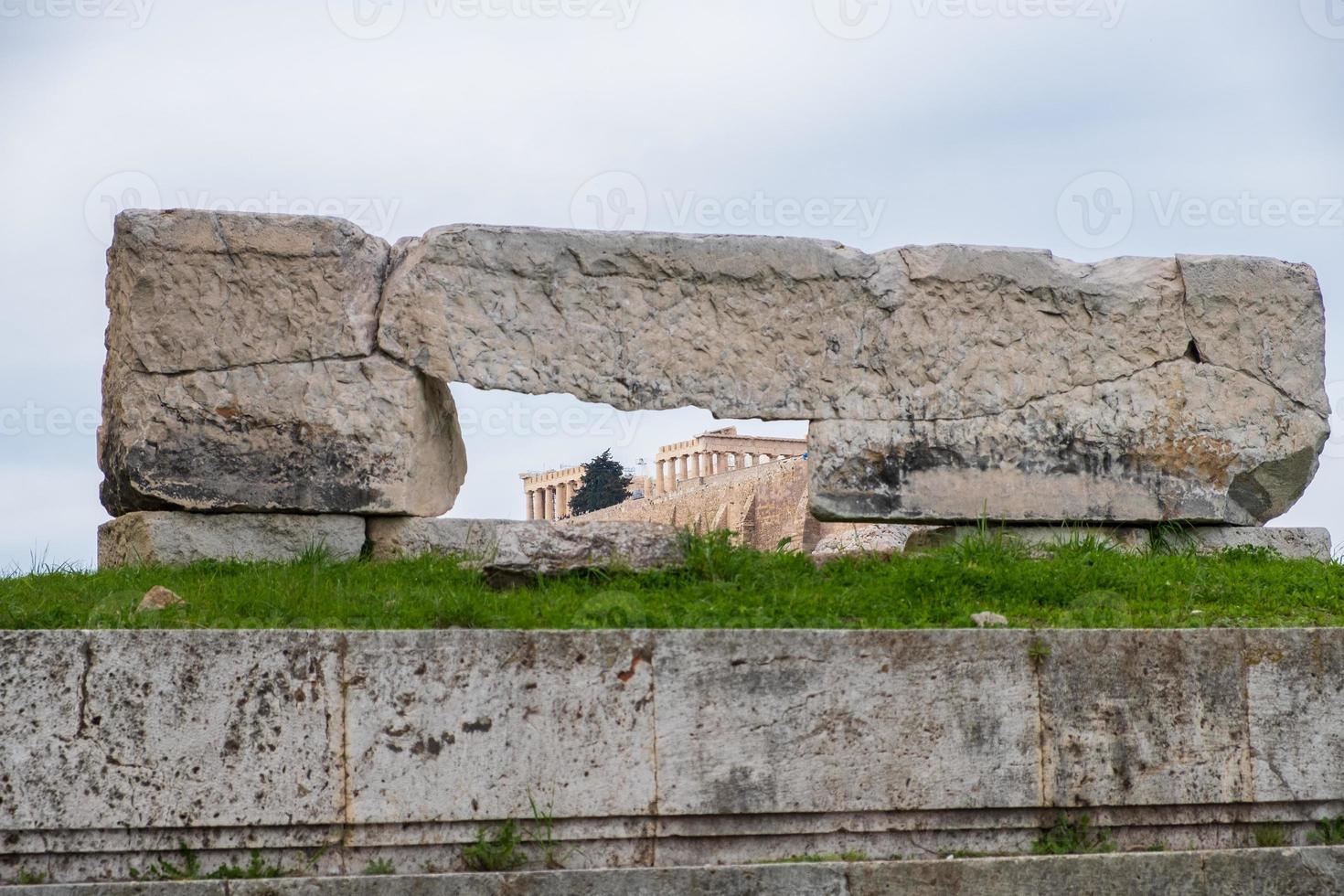 Ruinen des antiken Tempels des Olympischen Zeus in Athen mit dem Akropolis-Hügel im Hintergrund foto