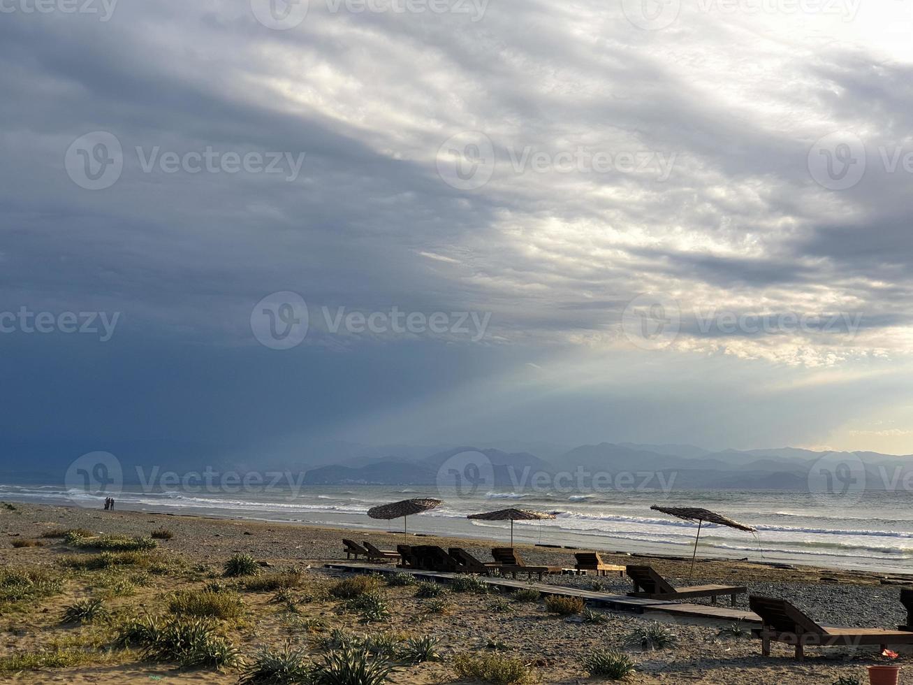 atmosphärischer Blick auf den leeren Strand von Ayia Eirini in Zypern an einem windigen, stürmischen Tag? foto