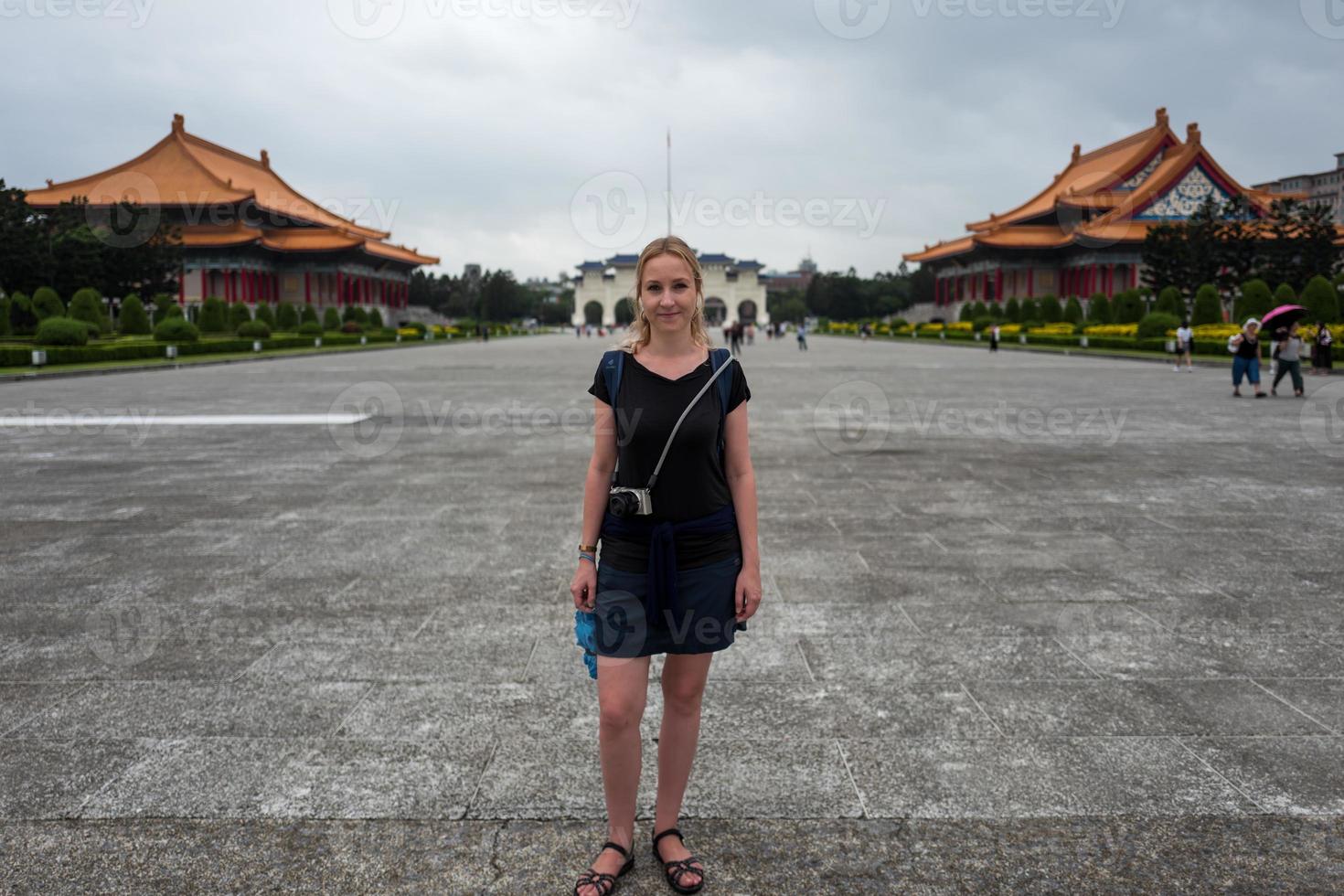 blondes Mädchen in der Kai-Shek-Gedenkhalle in Taipeh in Taiwan foto