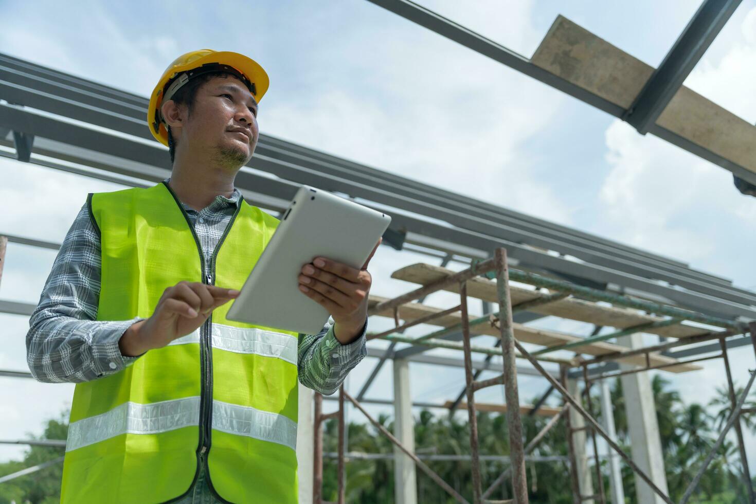 Inspektor oder Ingenieur ist inspizieren Konstruktion und Qualität Sicherheit Neu Haus mit ein Tablette. Ingenieure oder Architekten oder Schütz Arbeit zu bauen das Haus Vor Übergabe es Über zu das Hausbesitzer foto