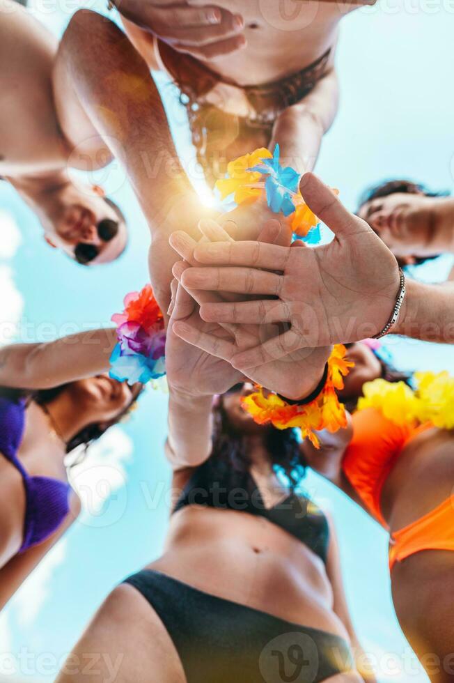 glücklich lächelnd freunde hoch fünf jeder andere beim das Schwimmbad foto