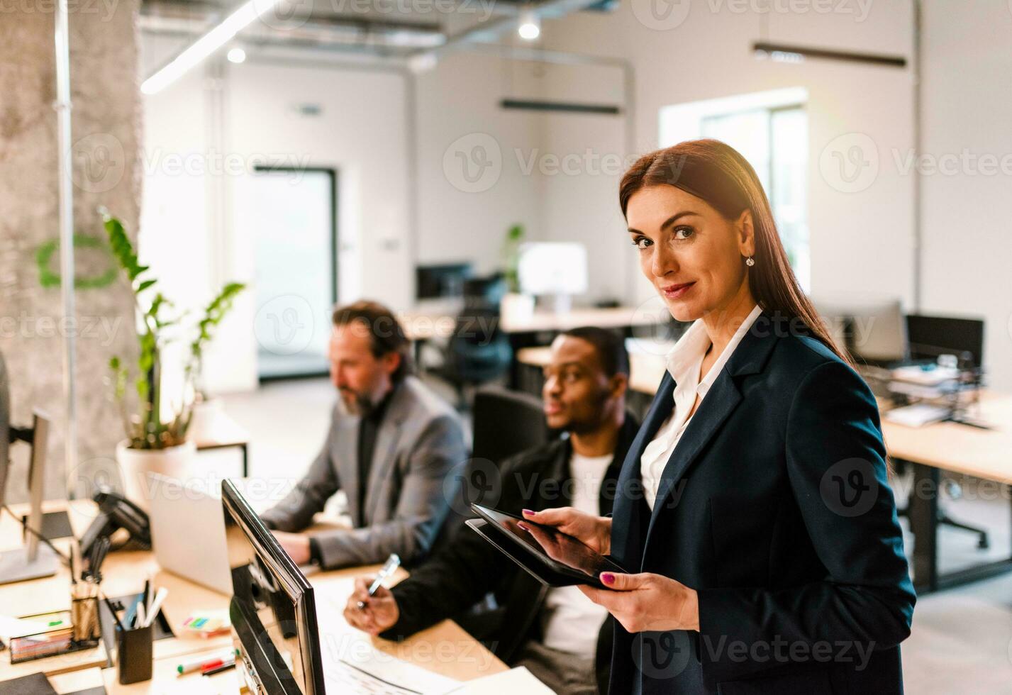 Geschäft Menschen Das Arbeit zusammen im modern Büro foto