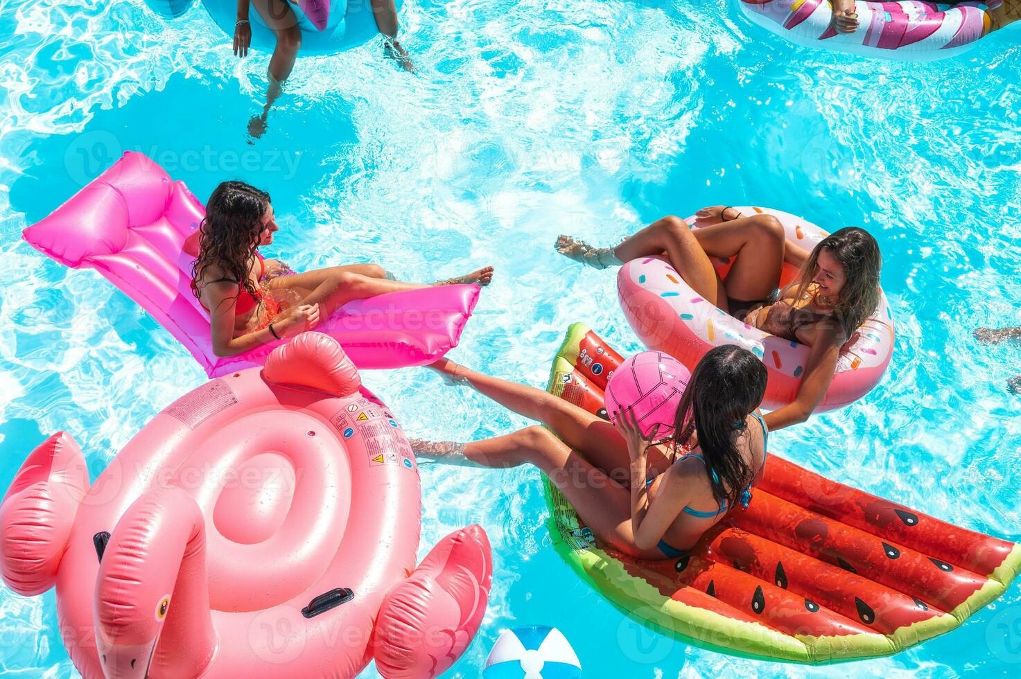 freunde im Badeanzug im das Schwimmbad bekommen ein bräunen foto