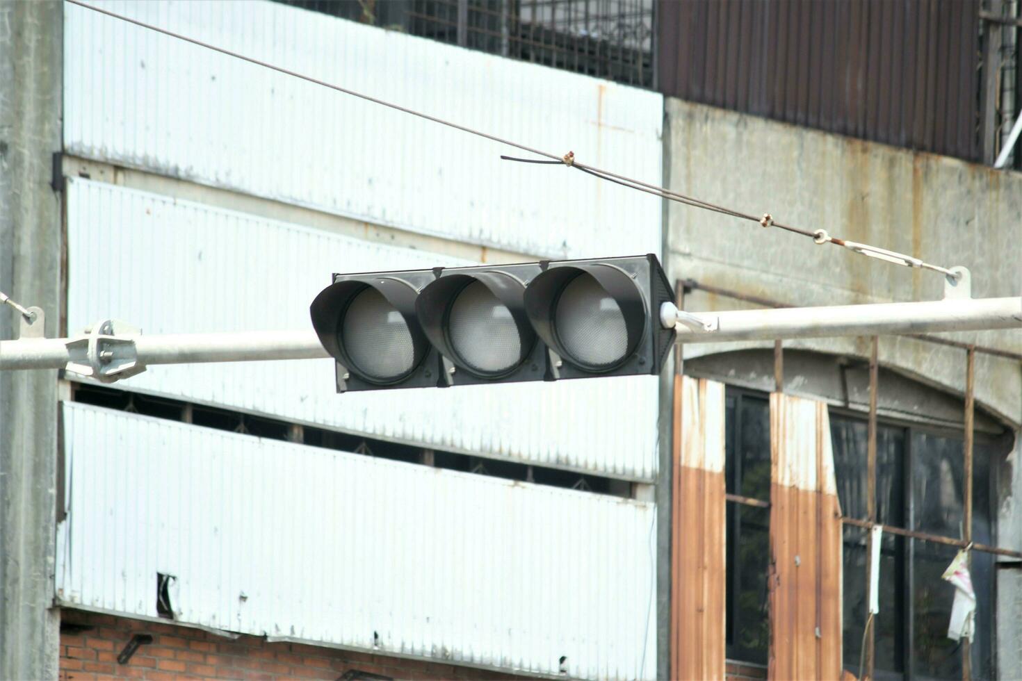 der Verkehr Licht mit Gebäude Hintergrund foto