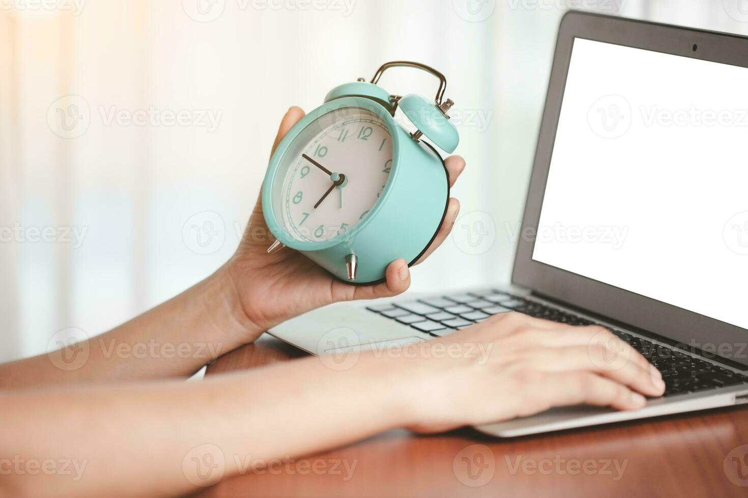 Frau Hand halten Alarm Uhr zu prüfen das Zeit foto