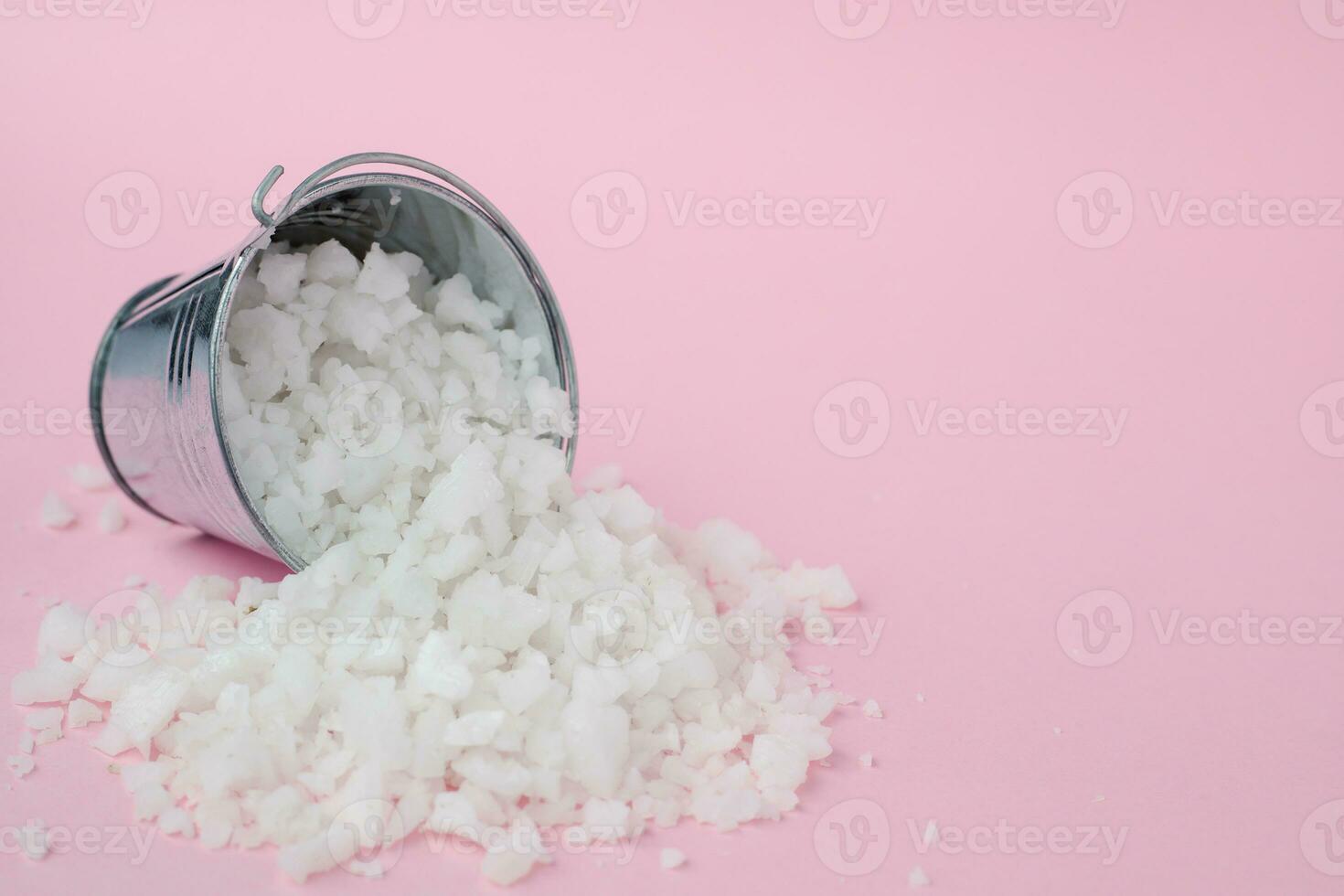 Meer Salz- im ein Zinn Eimer auf Rosa Hintergrund foto