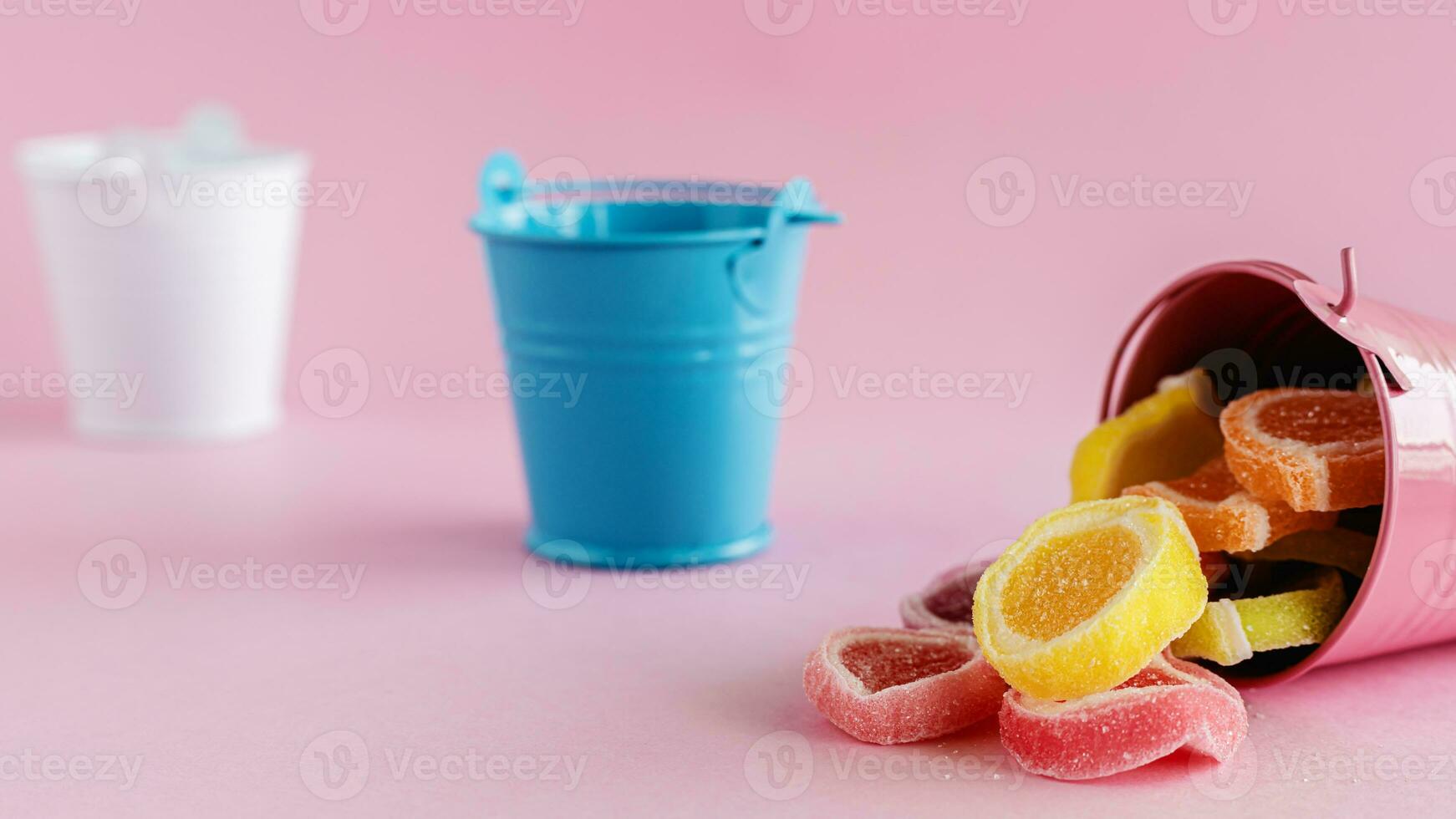 bunt Obst Gelee Süßigkeiten im ein Rosa Eimer foto