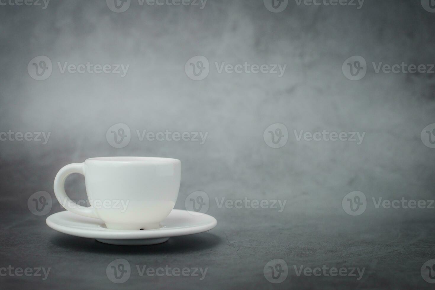 Weiß Tasse von Kaffee mit Untertasse auf dunkel Hintergrund foto