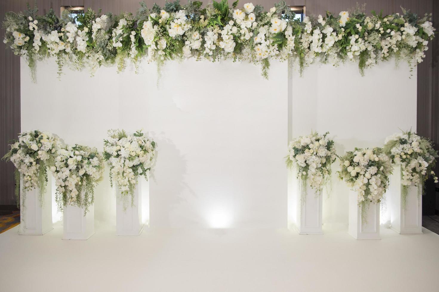 Hochzeitskulisse mit Blumen- und Hochzeitsdekoration foto