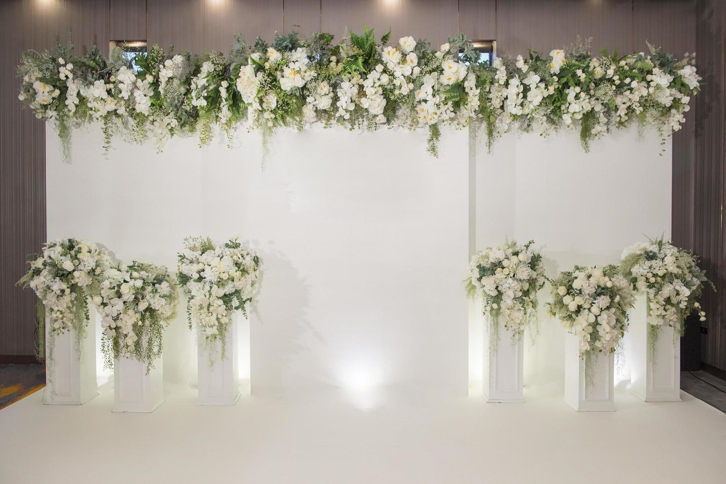 Hochzeitskulisse mit Blumen- und Hochzeitsdekoration foto