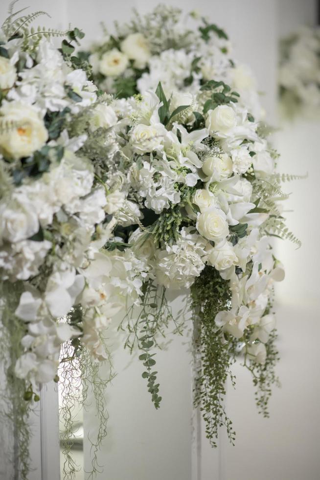 Hochzeitskulisse mit Blumen- und Hochzeitsdekoration foto