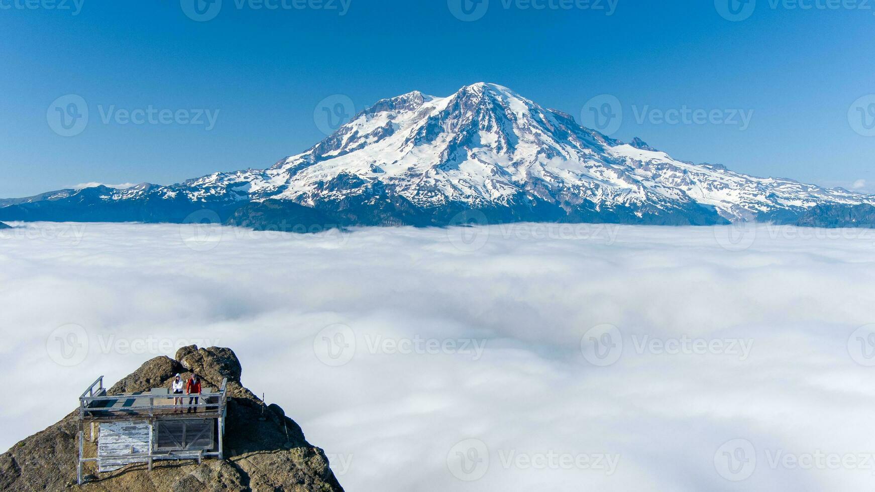 montieren regnerischer von hoch Felsen Achtung foto