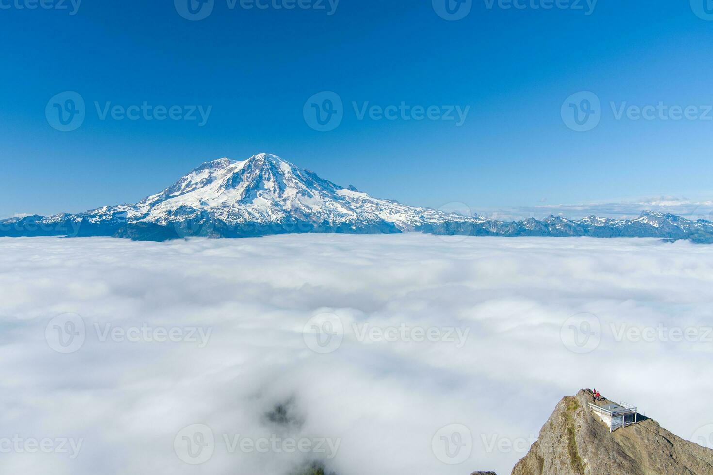 montieren regnerischer von hoch Felsen Achtung foto