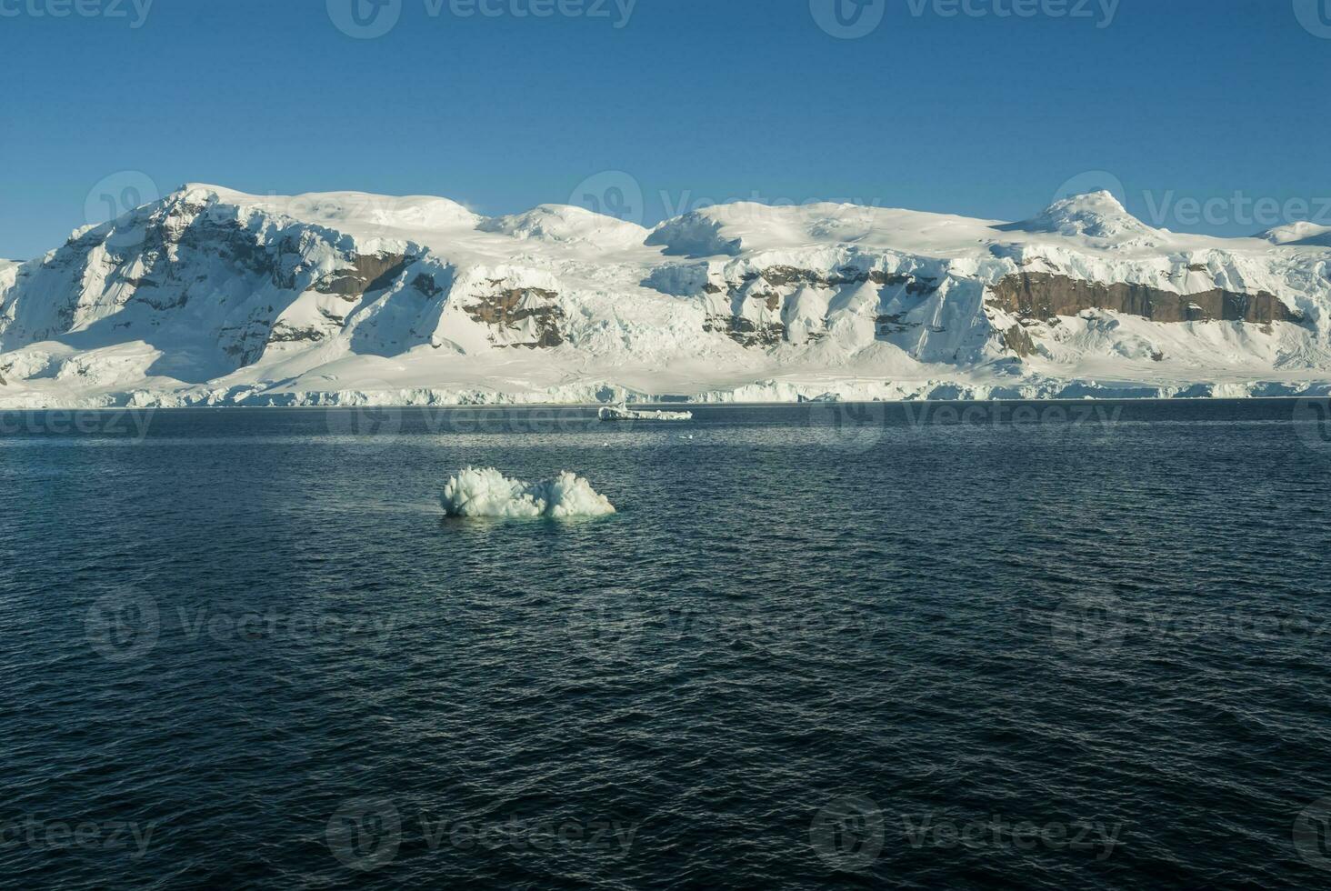 Meer und Berge Landschaft im Antarktis foto