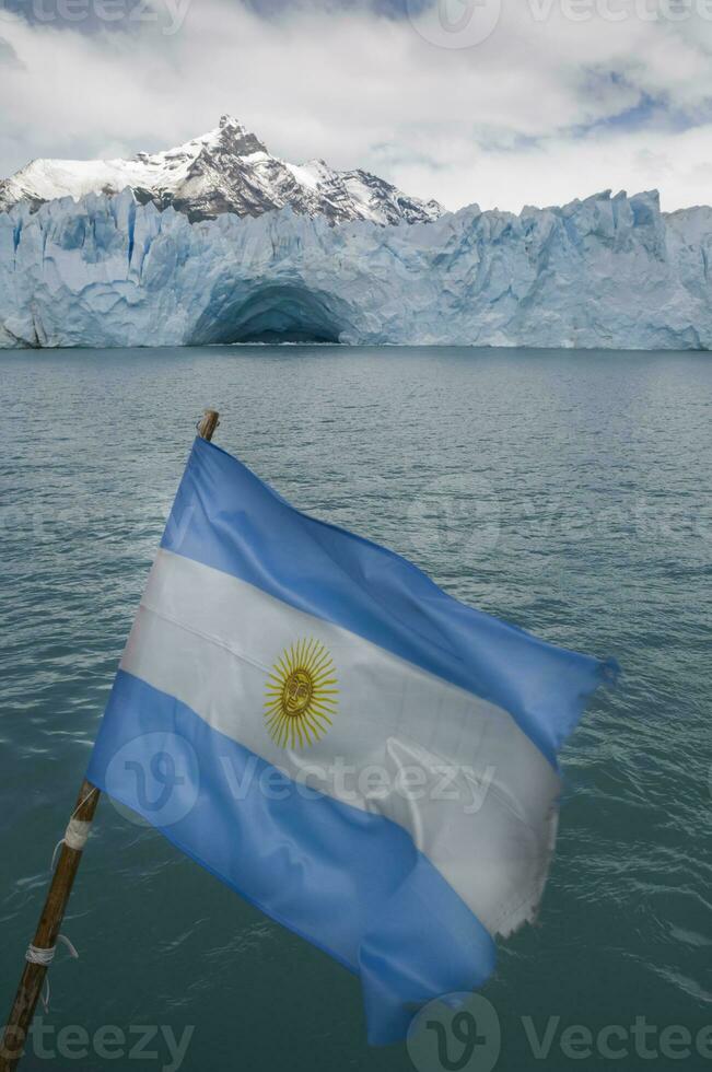 Argentinien Flagge im perito mehrnr Gletscher, los Gletscher National Park, Santa Cruz Provinz, Patagonien Argentinien. foto