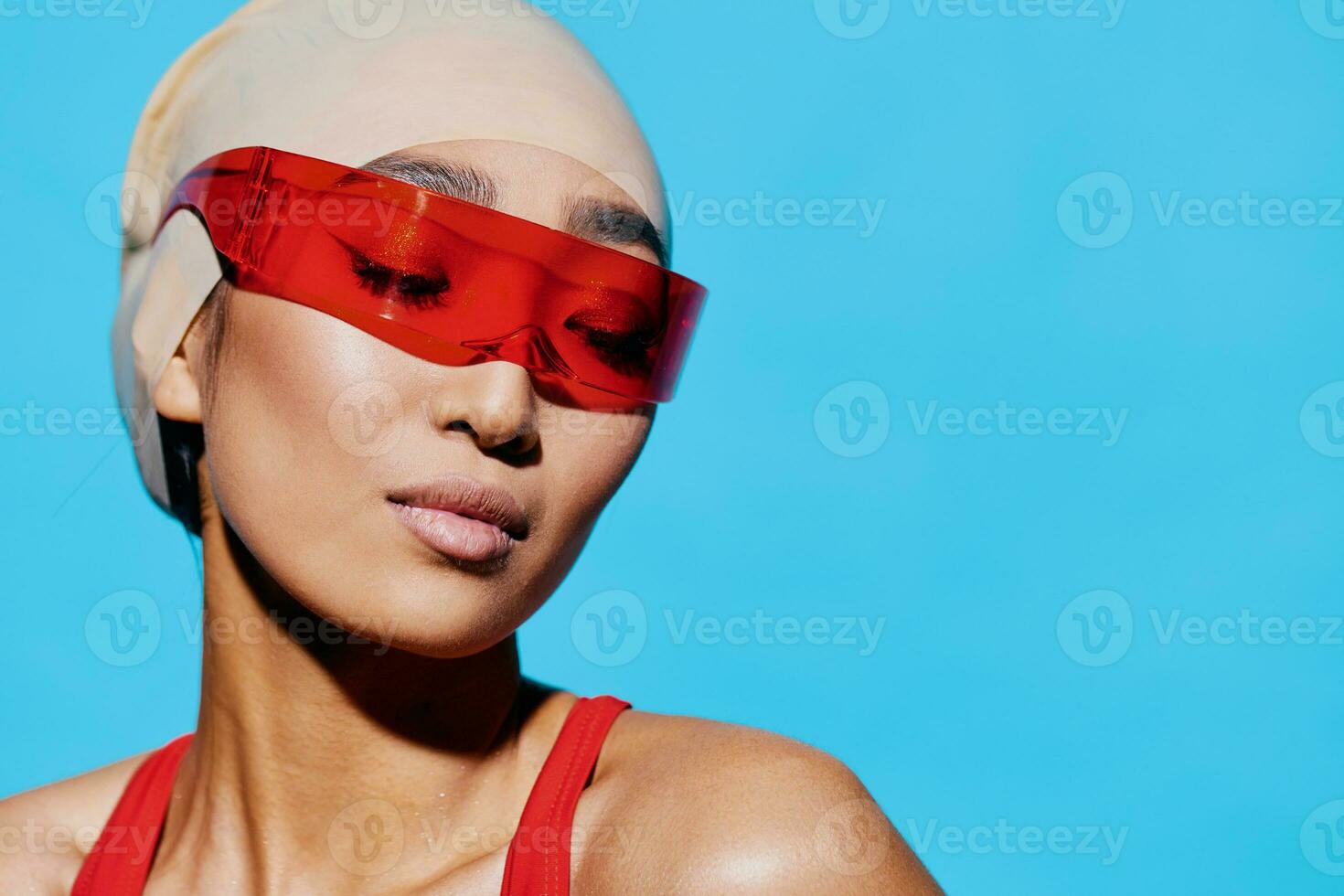 Sonnenbrille Frau Emotion lächelnd Porträt Dame Blau Erwachsene Schönheit Mode asiatisch rot foto