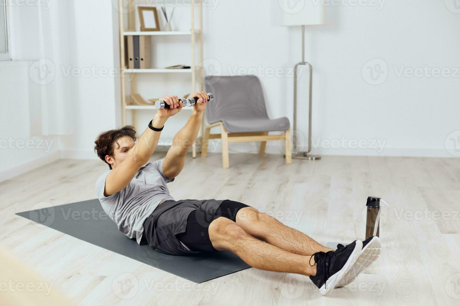 Gesundheit Mann Aktivität Sport Lebensstil grau Innen- Zuhause Übung Hanteln Ausbildung foto