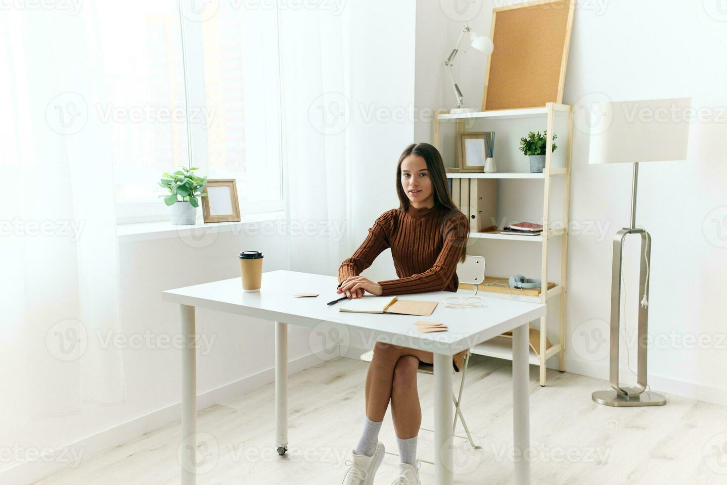 Teenager Notizbuch Prüfung Mädchen Tabelle Schülerin Bildung Schüler Vorbereitung Schreibtisch foto