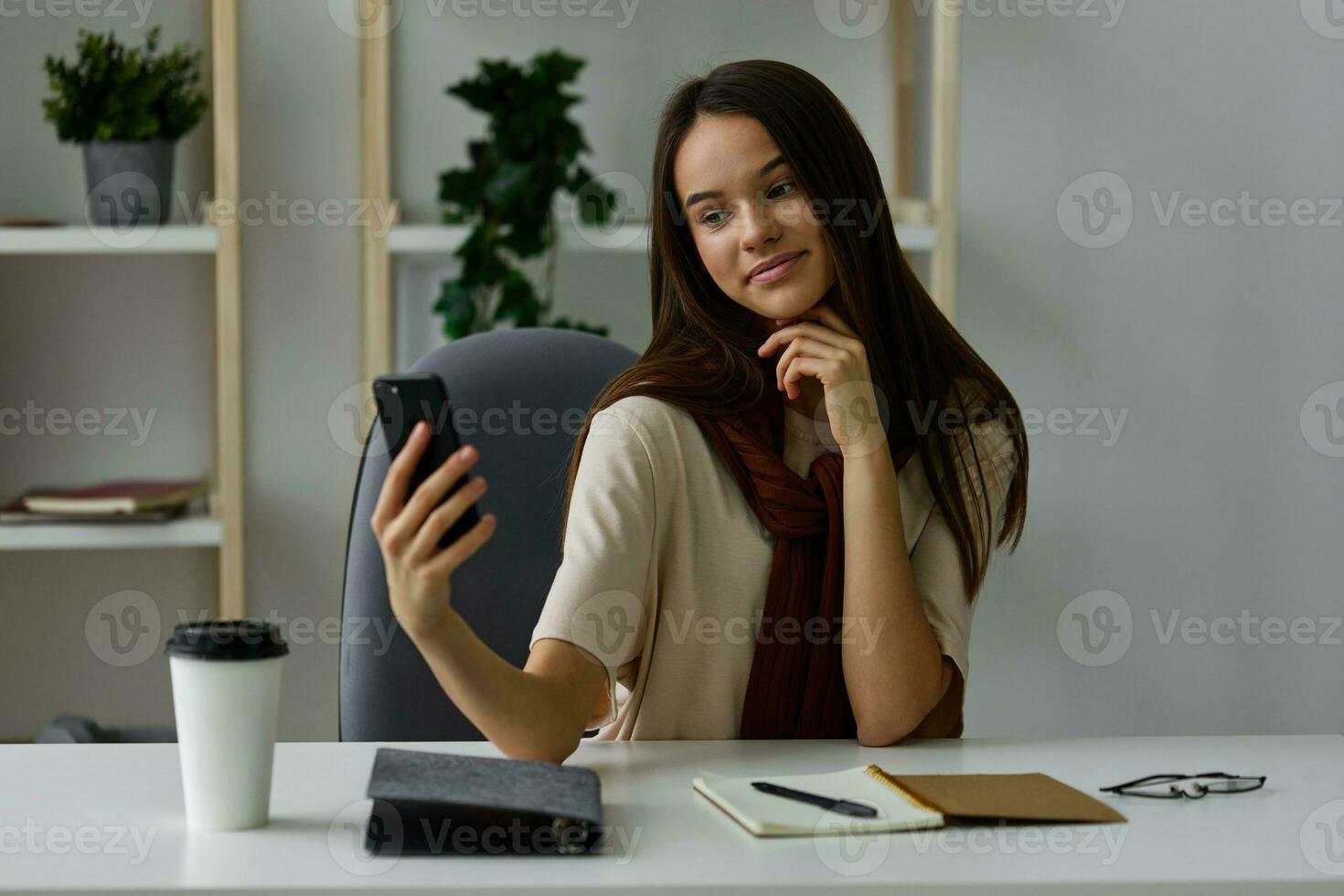 Blogger Lächeln Schüler Selfie Telefon Lernen jung Bildung Laptop Mädchen foto