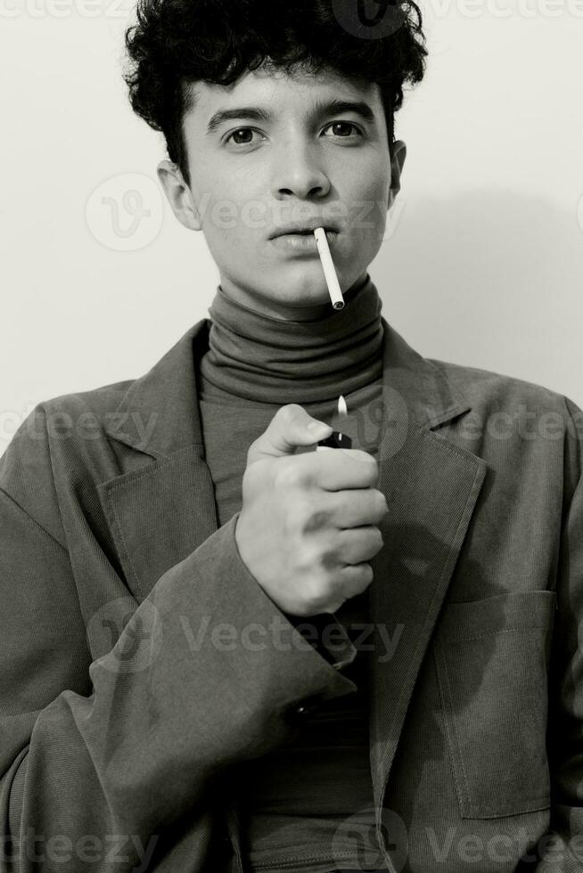 Zigarette Mann Rauchen Person Porträt beiläufig Mode Schüler Sitzung schwarz Weiß lächelnd Hipster und nachdenklich foto