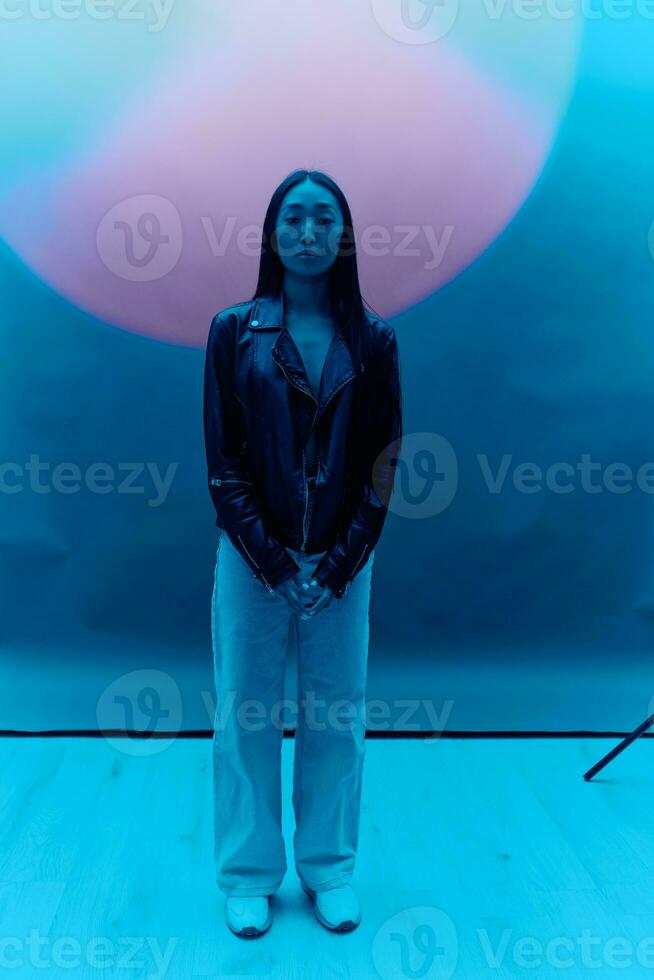 Modell- Frau Porträt Mode Hipster modisch Licht Nacht asiatisch Schönheit Glanz Neon- bunt foto