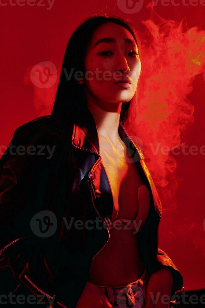 Porträt Frau modisch Konzept hell rot Licht Neon- Kunst bunt Mode foto