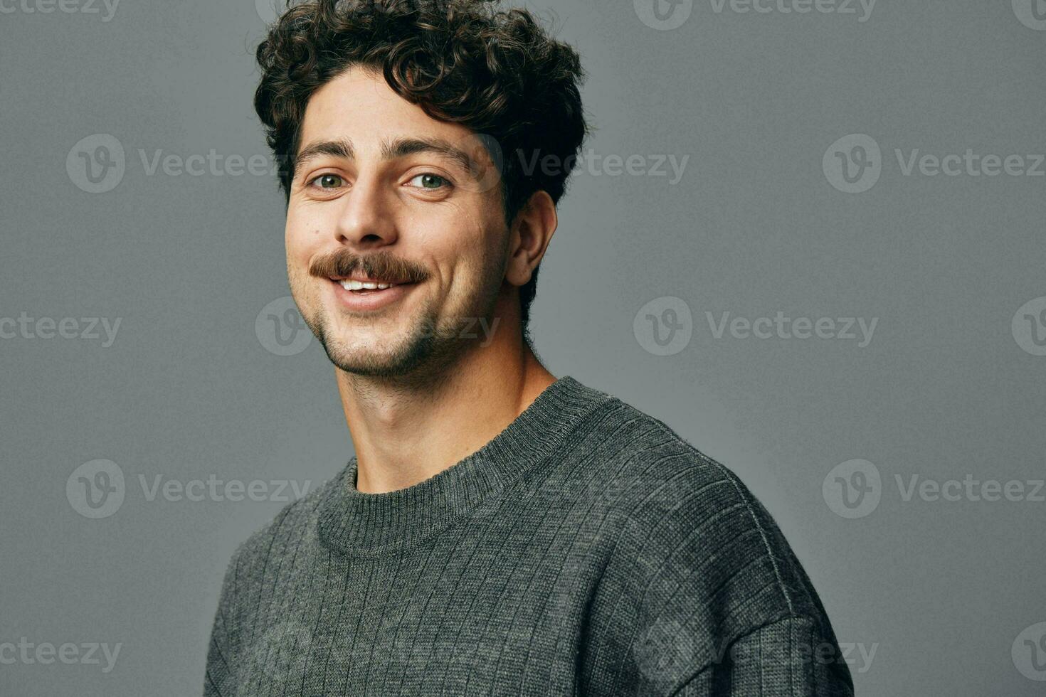 Mann stilvoll Sweatshirt Copyspace gut aussehend modisch Lächeln Porträt Hipster Gesicht Mode foto