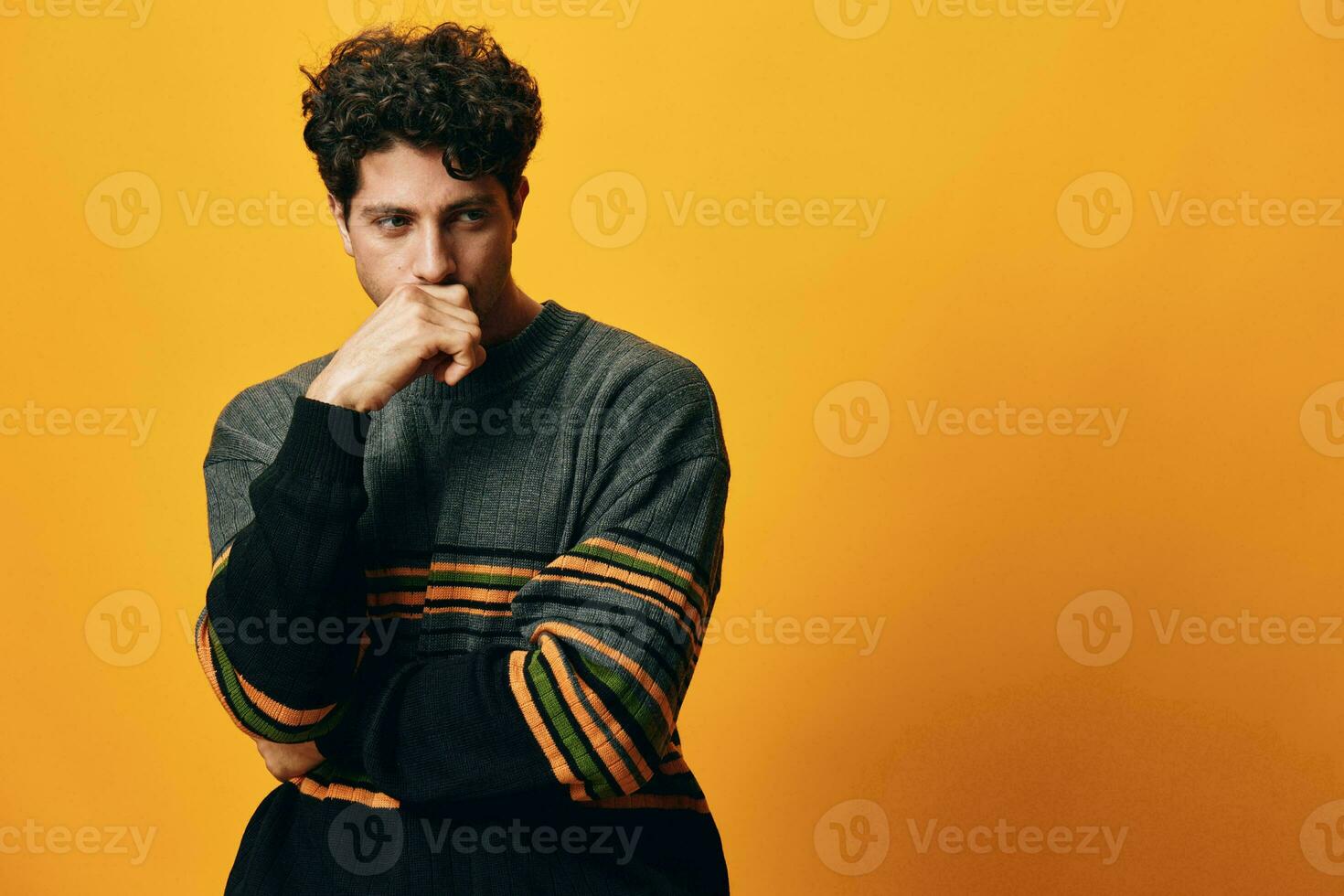 Mann kaukasisch ernst Porträt Schüler modisch beiläufig Lächeln glücklich Sweatshirt Orange Hintergrund Mode foto