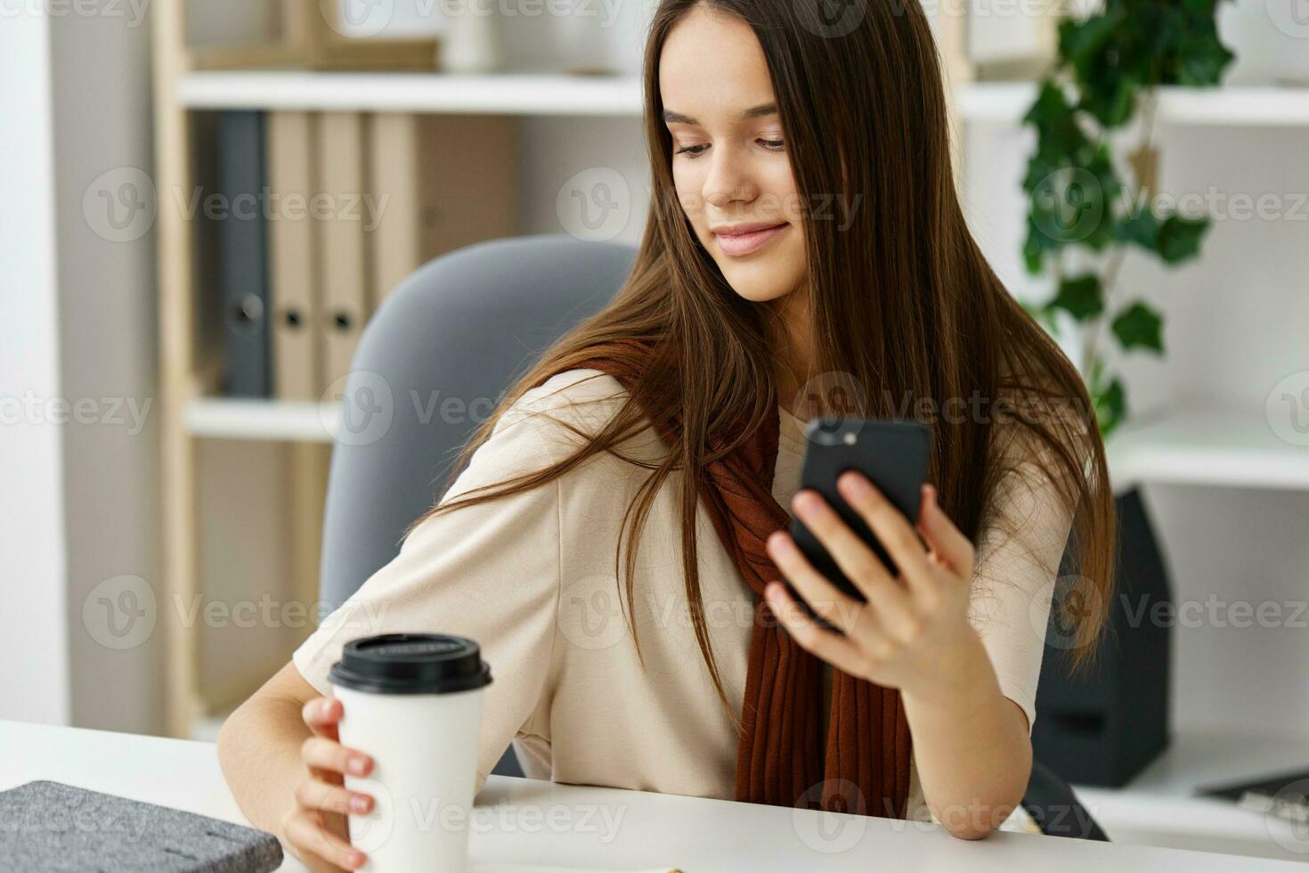 Mädchen Selfie Blogger Lernen Schüler Laptop jung Lächeln Bildung Telefon foto