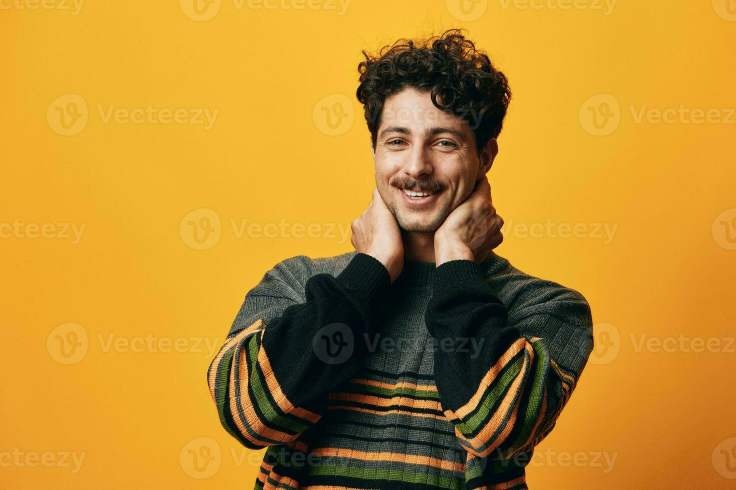 Mann Sweatshirt heiter Mode glücklich Porträt Schüler Lächeln Orange gut aussehend Hintergrund attraktiv zuversichtlich modisch foto