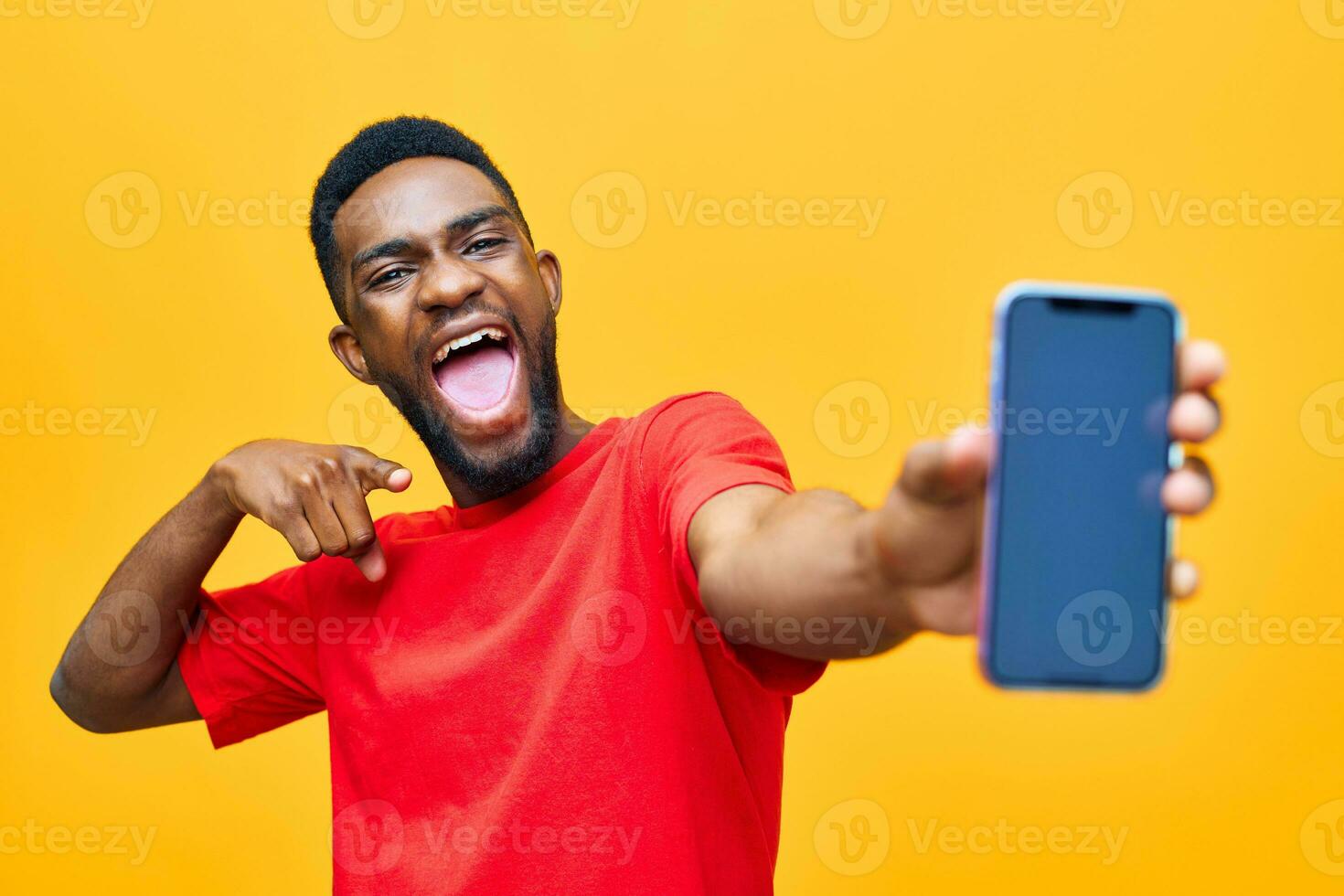 Mann Hintergrund schwarz Telefon Handy, Mobiltelefon glücklich Gelb jung Technologie afrikanisch Tippen Internet foto