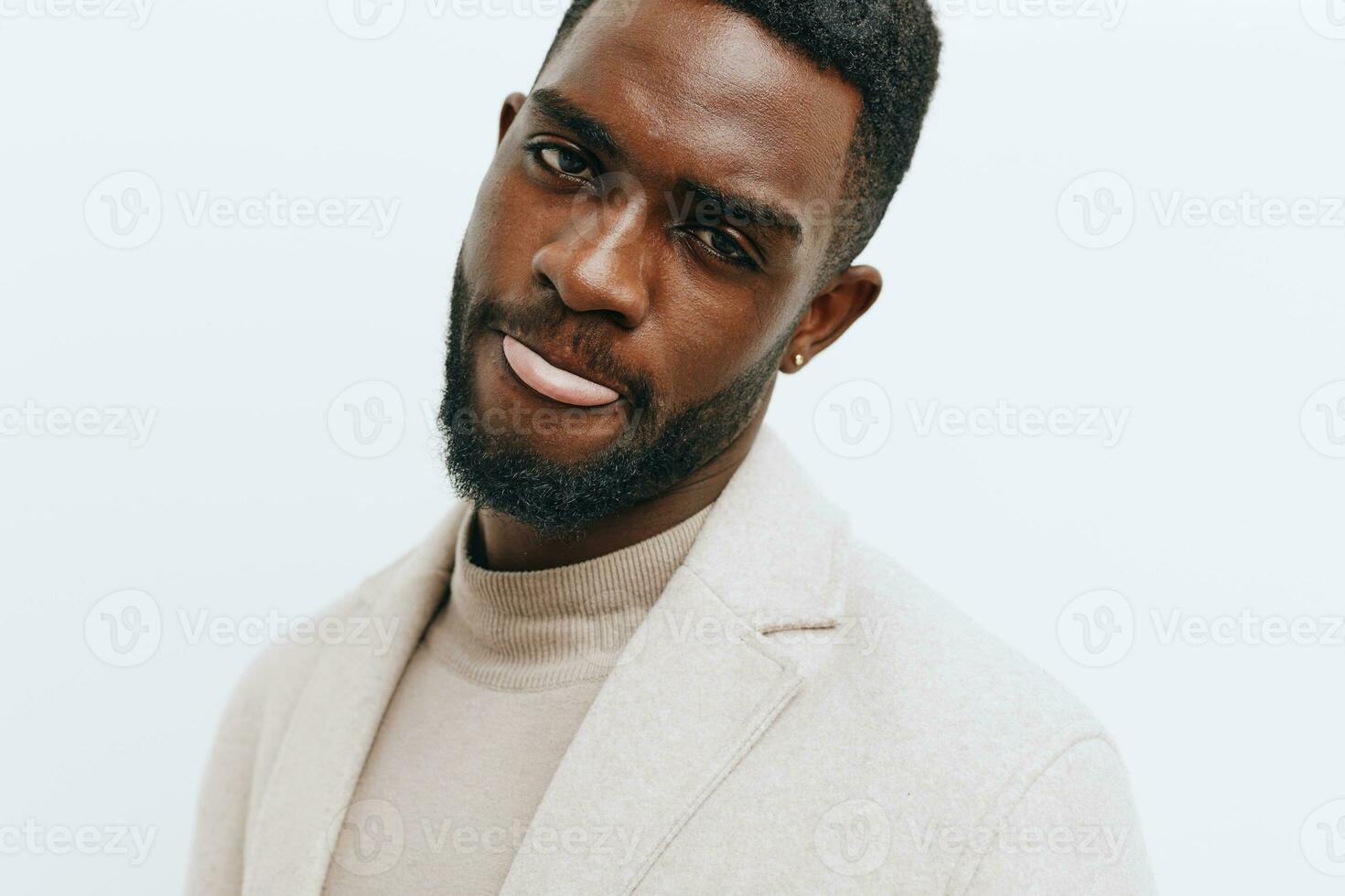 Mann Ausdruck Porträt Kerl amerikanisch modisch afrikanisch schwarz afrikanisch amerikanisch Mode lächelnd Hintergrund foto