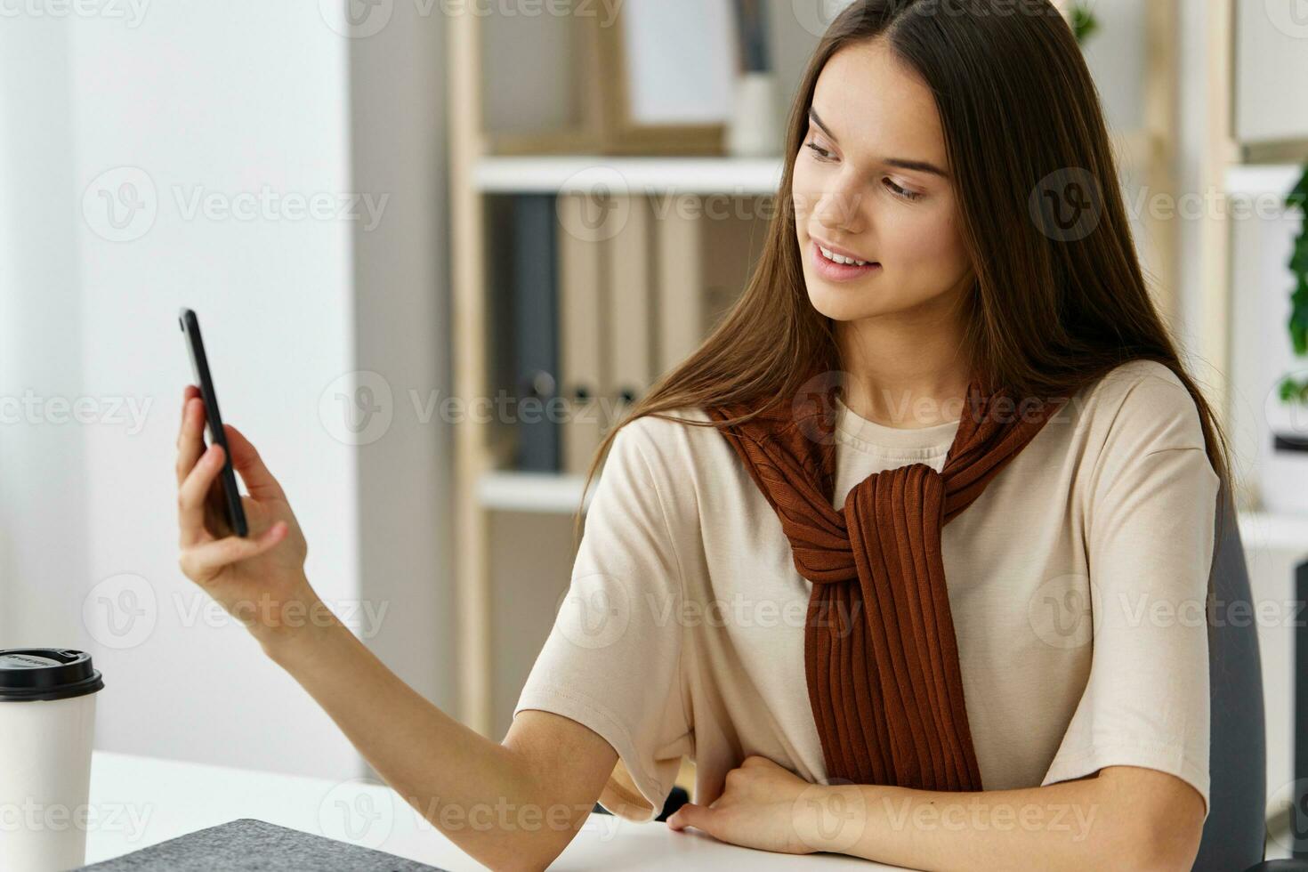 Lächeln Bildung Schüler Telefon Blogger Lernen jung Selfie Mädchen Laptop foto