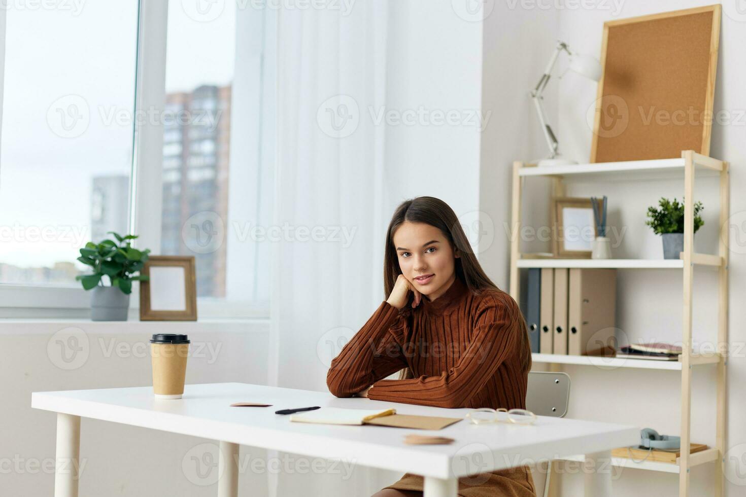 Schüler Schreibtisch Tabelle Vorbereitung Schülerin Mädchen Prüfung Teenager Notizbuch Bildung foto