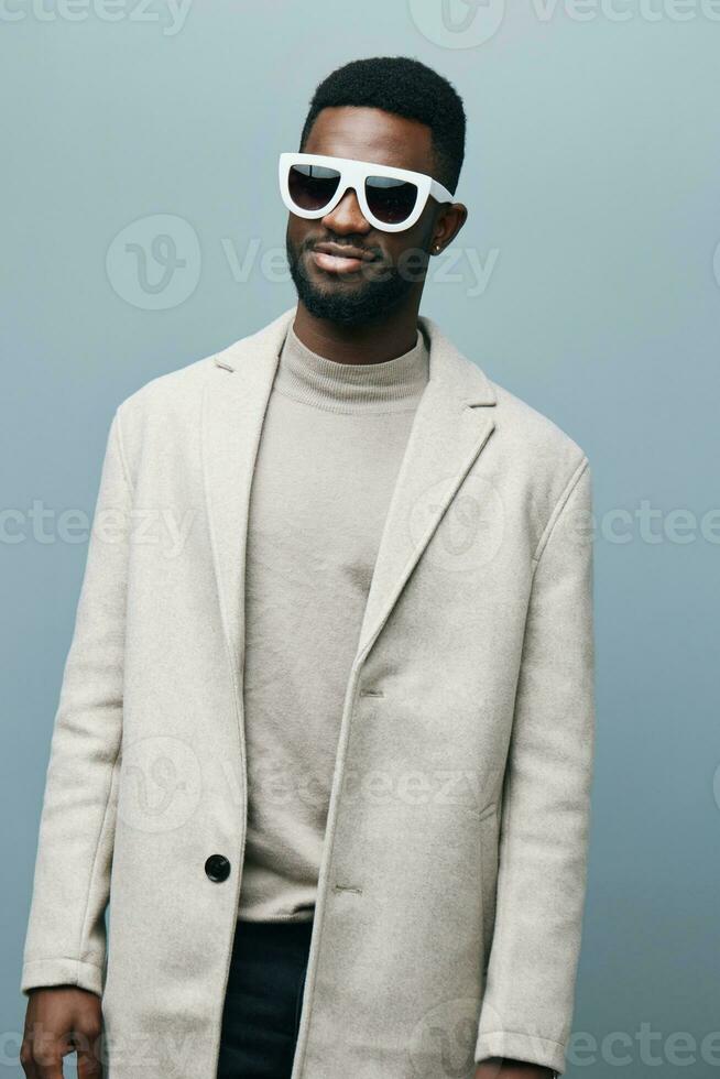 Mann Mode stilvoll Modell- Jacke schwarz Porträt Zubehörteil afrikanisch amerikanisch Stil amerikanisch foto