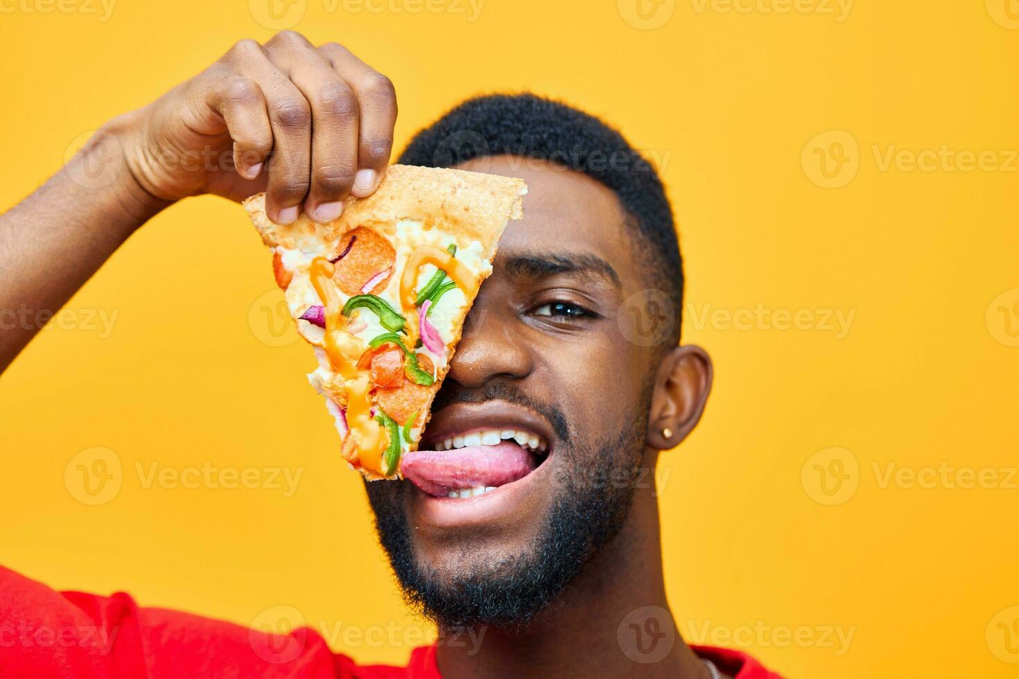 schwarz Mann schnell glücklich Lächeln Lieferung afro Hintergrund Erwachsene Essen Pizza Kerl Essen foto