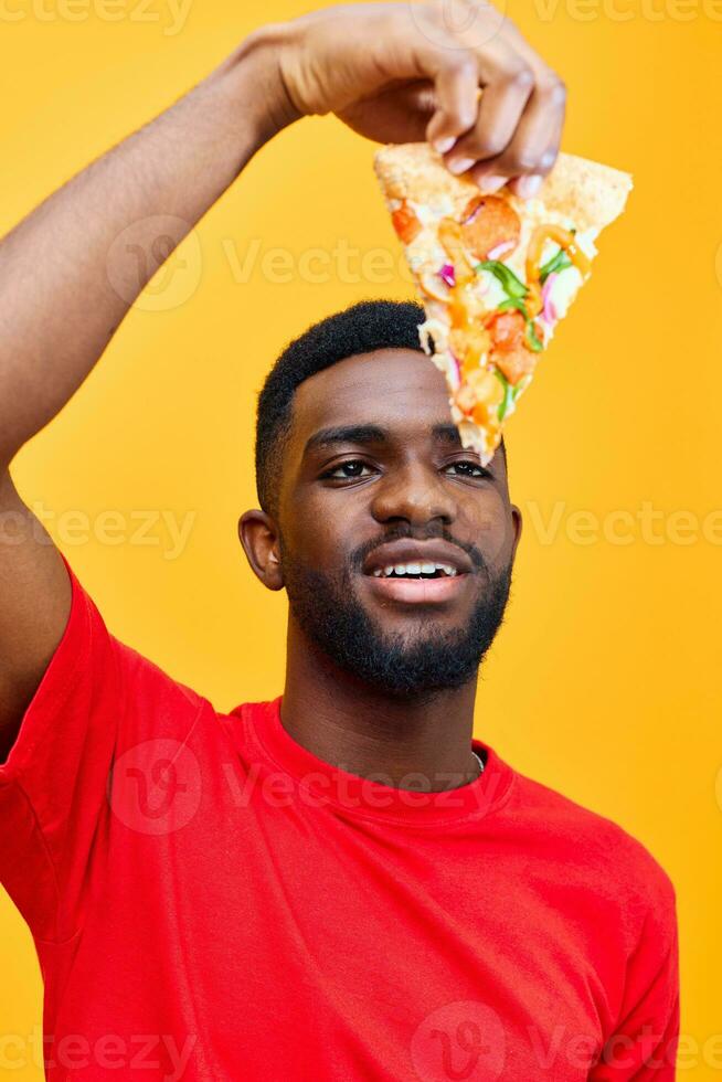 glücklich Mann Hintergrund Lebensstil Pizza Essen Lächeln schwarz Lieferung Diät schnell Kerl Essen foto