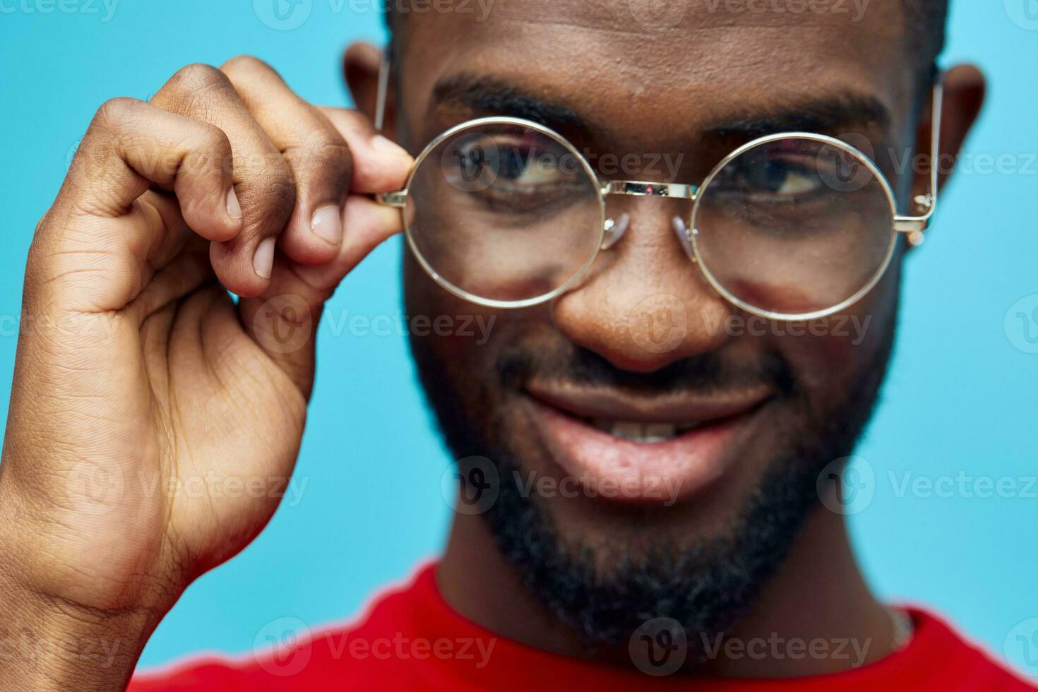 Mann Mode Blau afrikanisch Modell- schwarz Brille amerikanisch Porträt Hemd stilvoll Stil foto