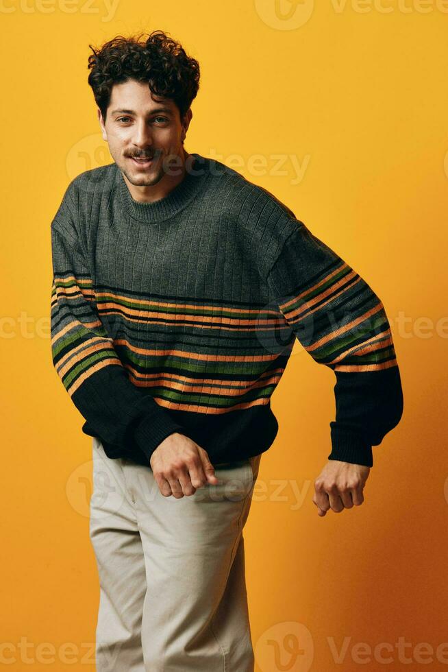 Porträt Mann Lächeln Sweatshirt Stil Hintergrund Orange kaukasisch Kopf glücklich cool Modell- Schüler modisch Mode foto